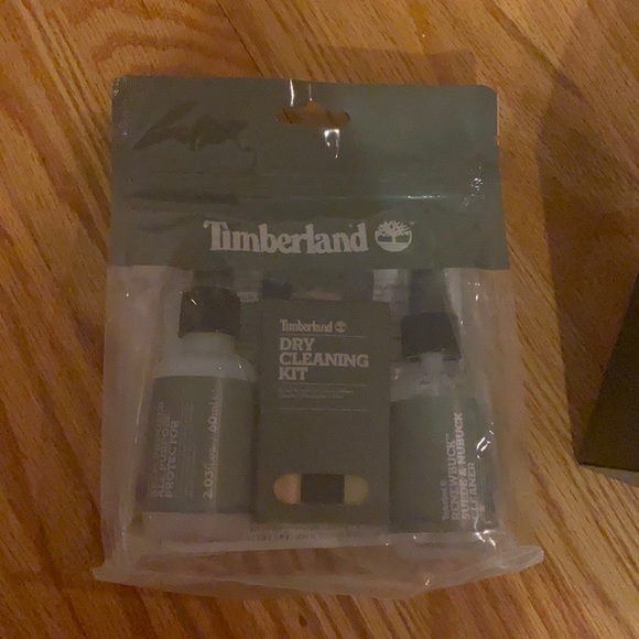 BRAND NEW TIMBERLANDS!!!! COMES WITH CLEANING KIT main image 4